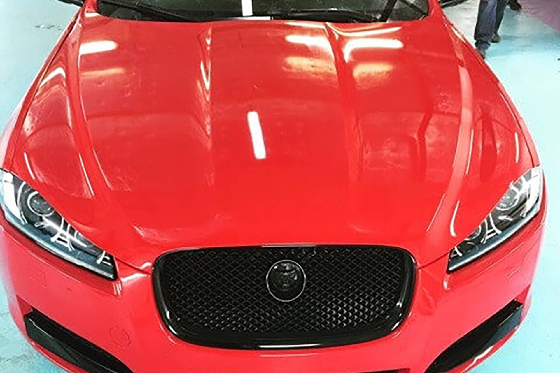Красный глянцевый Jaguar XF