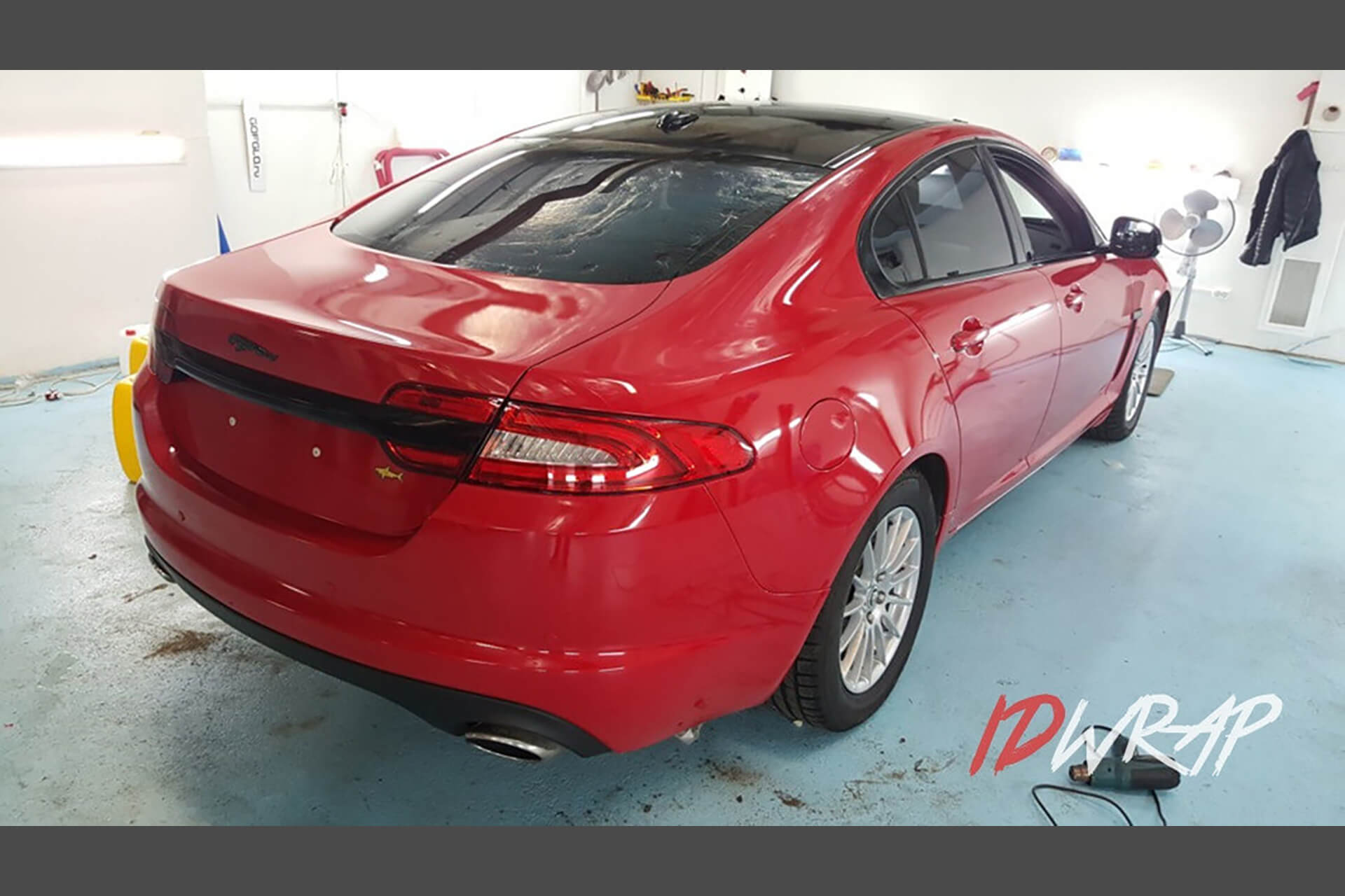 Красный глянцевый Jaguar XF