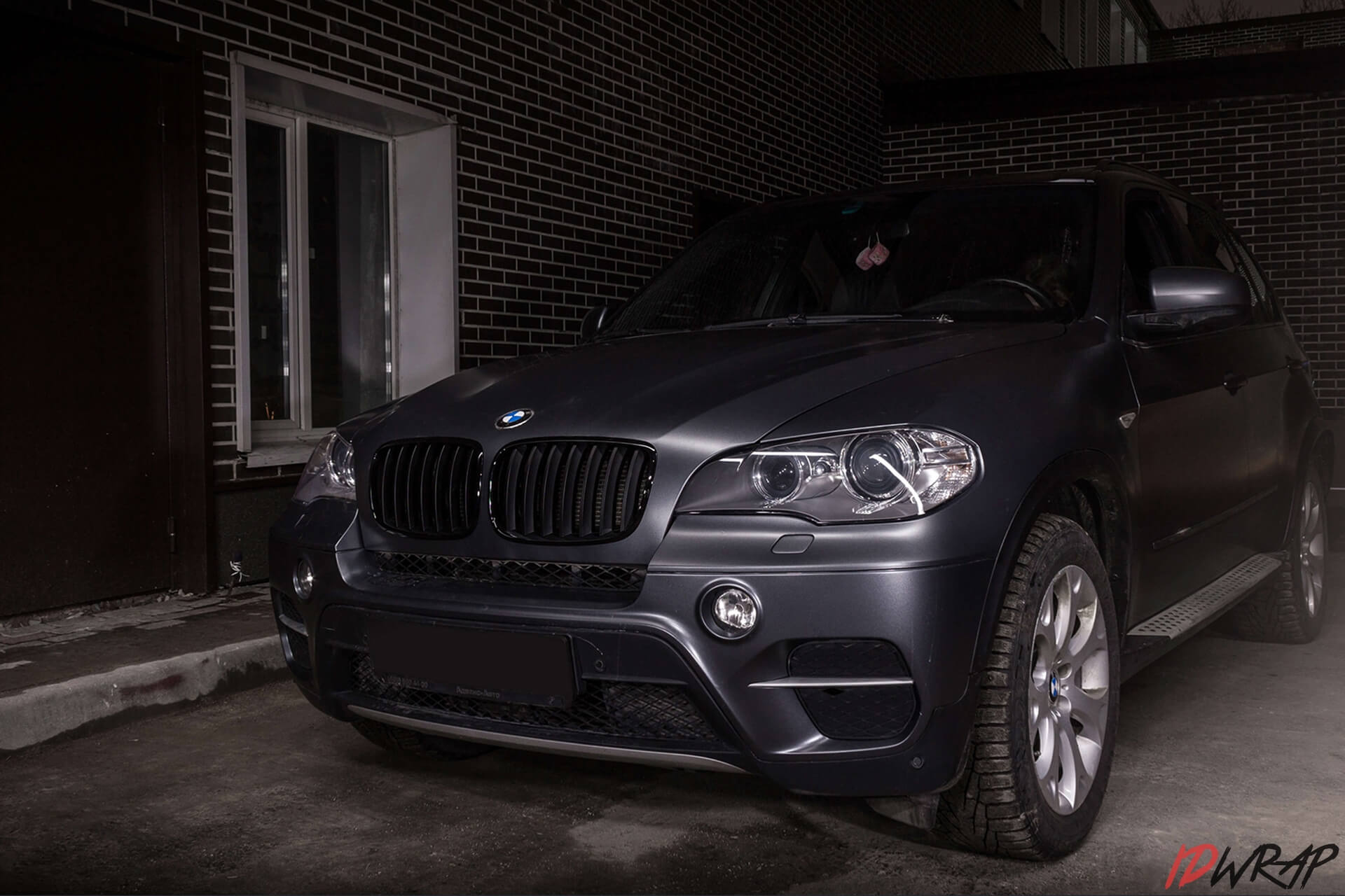 BMW поклеен в серую матовую пленку