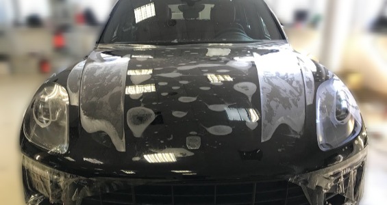 Процесс оклейки автомобиля Porsche защитной пленкой фото